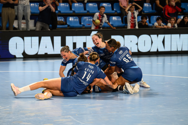 La joie des joueuses du MHB après la victoire décisive pour la montée contre Toulouse