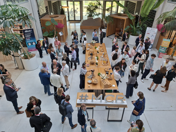 interactions directes entreprises et investisseurs dans le hall de la Halle de l'Innovation