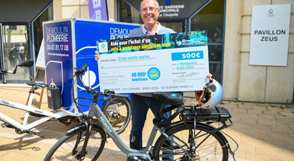 Un homme et son vélo électrique