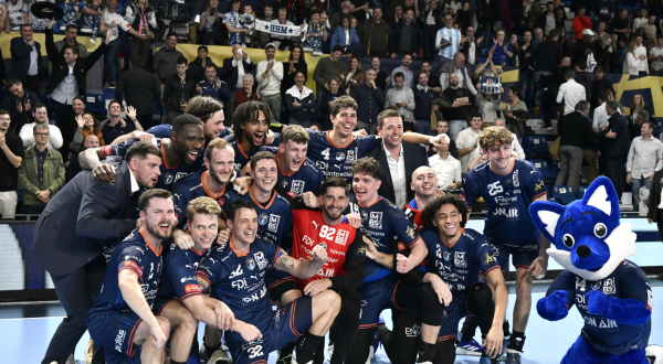 Equipe handball pose après la victoire
