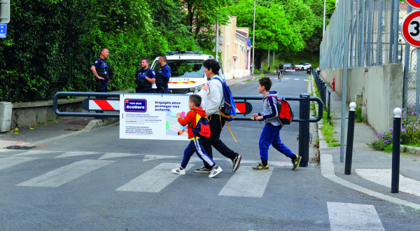 des écoliers allant à l'école 