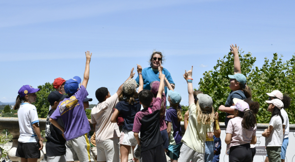 animatrice, groupe d'enfants 