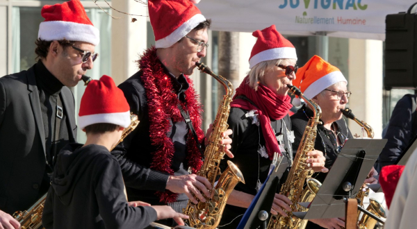 Joueurs de saxo en habits de père noël