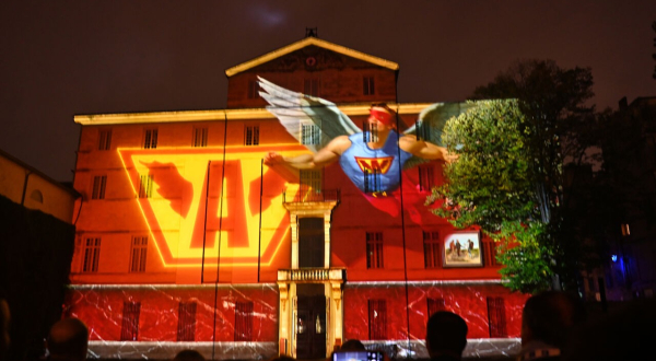 la façade du musée fabre habillé d'image