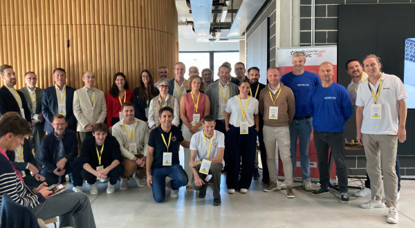 Photo de groupe des 15 startups participantes 